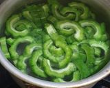 Foto langkah ke 3 dari resep Tumis pare.