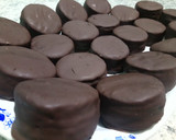 Foto del paso 7 de la receta: Alfajores bañados en chocolate