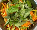 Hình bước làm 4 của món Gỏi Xoài Cà Rốt Rau Răm Trộn Khô Cá Sặc