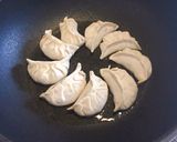 Hình bước làm 4 của món Sủi cảo chiên bằng nước.món ăn Nhật Bản (Gyoza)