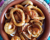 Foto del paso 4 de la receta: Cazuela de calamares con almejas y gambas