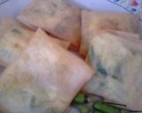 Foto langkah ke 5 dari resep Lumpia isi Telur Simpel dan Enak.