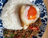รูปขั้นตอนการทำที่ 5 ของ กะเพราหมูสับ+เนื้อสับผัดแห้ง เผ็ดร้อน 🔥🌶