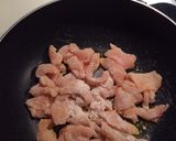 Foto del passaggio 2 della ricetta Straccetti di Pollo con funghi e panna