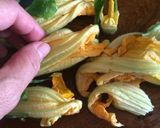 Foto del paso 4 de la receta: Rigatoni amarillos (tomatitos y flores de zucchini)