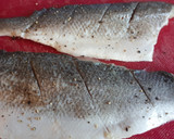 Foto del paso 4 de la receta: Lubina a la plancha con patatas, guindilla y limón