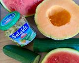 Une image de l'étape 1 de Salade estivale pastèque, melon, concombre, menthe et feta.
