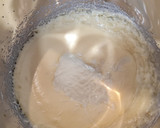 Foto del paso 3 de la receta: Bizcocho de chocolate blanco con cobertura de Milka
