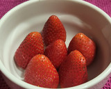 Foto del paso 1 de la receta: Fresas y peras chocolateadas con nata 🍓🍐🍶😋