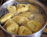 Foto del paso 2 de la receta: Ravioli rellenos sobre rehogado de repollo