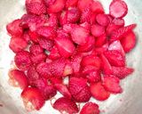 Foto langkah ke 1 dari resep Strawberry Milk.