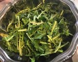 Une image de l'étape 2 de Salade de pissenlit et endive rouge aux herbes fraîches.