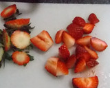Foto del paso 1 de la receta: Postre fácil de fresas con merengues y crema
