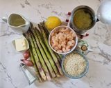 Foto del passaggio 1 della ricetta Risotto asparagi e gamberetti