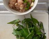 รูปขั้นตอนการทำที่ 1 ของ อกไก่สับผัดผักไผ่ 🌱