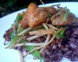 รูปขั้นตอนการทำที่ 4 ของ ไก่ผัดรากชู หอมชู/หอมซู สมุนไพรอาข่า, ไทใหญ่
