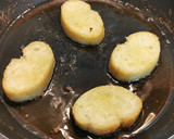 Foto del paso 4 de la receta: Pincho de Morcilla con Piquillos, Cebolla caramelizada y Piñones