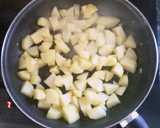 Foto del paso 2 de la receta: Dados de patata y migas de pollo con rúcula y canónigos