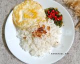 Foto langkah ke 5 dari resep Nasi Telur Ceplok Dengan Scallion Oil.