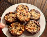 Foto del paso 5 de la receta: Galletas de almendras, coco y semillas con base de chocolate