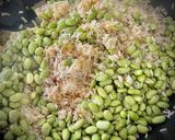 Foto del paso 4 de la receta: Ensalada tibia de arroz con langostinos y edamame