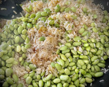 Foto del paso 4 de la receta: Ensalada tibia de arroz con langostinos y edamame