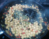 Foto del paso 3 de la receta: Garbanzos salteados con aceitunas