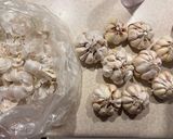 A picture of step 1 of Pickled Garlic 🧄.