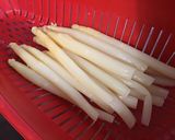 Une image de l'étape 1 de Asperges blanches au jambon cru, guacamole et crème de balsamique.