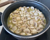 Foto del paso 4 de la receta: Solomillo de pavo en pepitoria con champiñones y patatas