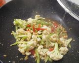 Foto langkah ke 4 dari resep Tumis Ayam kembang kol.