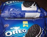 A picture of step 1 of Oreo Milk shake.