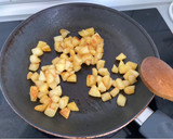 Foto del paso 7 de la receta: Estofado de pollo al curry con verduras, patatas y manzana