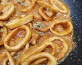 Foto del paso 8 de la receta Calamares en salsa de vino tinto con panceta