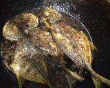 Foto langkah ke 3 dari resep Ikan Selar Kecap Pedas.
