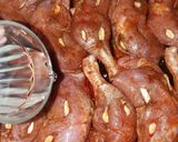 Sajtos-fokhagymás csirkecombok hagymás burgonyával recept fázis 6 fotója
