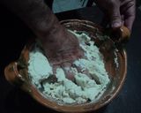 Foto del paso 2 de la receta: Gordas de jocoque fritas con frijoles y guisos de lo que hay mamá Güera