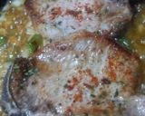 Foto del paso 3 de la receta: Costeletas de cerdo con salsa roja y huevo