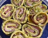 Foto del passaggio 6 della ricetta Rotolo di frittata di zucchine ripiena