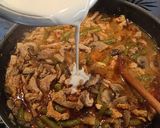 Szalonnás–gombás–vajbabos sertéstokány🥓🍄‍🟫🫘 recept fázis 8 fotója