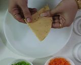 A picture of step 1 of Sandwich Masala Papad.