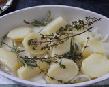 Foto del paso 2 de la receta: Corvina al horno con limón, patatas y cebolleta
