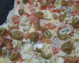 Foto del paso 7 de la receta: Pizza 2 sabores: huevo duro, olivas negras y 4 quesos con olivas verdes