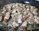 Foto del paso 4 de la receta: Lentejas con secreto y setas en paella