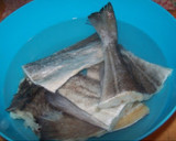 Foto del paso 1 de la receta: Bacalao en salsa de tomate y vino moscatel