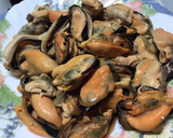 Foto del paso 1 de la receta: Mejillones al vapor con gambitas al ajillo