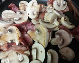 Foto del paso 2 de la receta: Tallarines con tocino, champiñones, pollo y crema