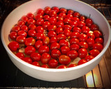Foto del paso 5 de la receta: Gnocchi de patata caseros con tomate cherry confitado y pesto de rúcula con nueces