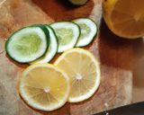 Foto langkah ke 1 dari resep Infused water lemon timun.