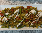 Foto del paso 4 de la receta: Muslos de pollo con verduras y salsa de yogur 🍗🥦🍴